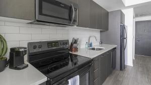 Kuchyňa alebo kuchynka v ubytovaní Landing Modern Apartment with Amazing Amenities (ID1398X785)