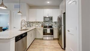 Kuchyň nebo kuchyňský kout v ubytování Landing Modern Apartment with Amazing Amenities (ID3704X38)