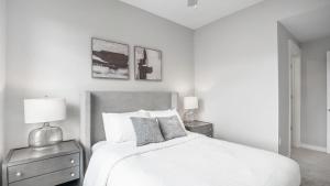 En eller flere senge i et værelse på Landing Modern Apartment with Amazing Amenities (ID1267X014)