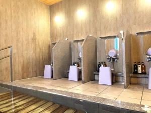 baño con 3 urinarios en una habitación en APA Hotel Mie Kameyama, en Kameyama
