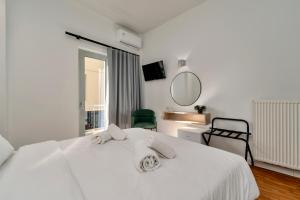 Кровать или кровати в номере Hotel Adonis Athens