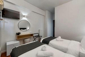 Кровать или кровати в номере Hotel Adonis Athens