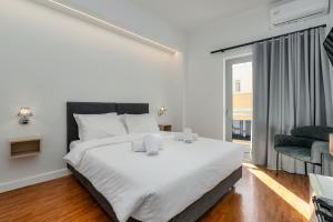 Кровать или кровати в номере Hotel Adonis Athens