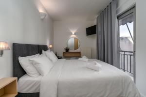 Кровать или кровати в номере Hotel Adonis Athens