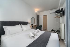 Кровать или кровати в номере Hotel Adonis Athens
