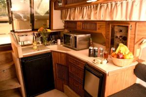 Kitchen o kitchenette sa Charming Yacht on Catskill Creek