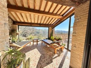 um pátio exterior com uma pérgola de madeira em B&B and Wellness Il Pomario di Montepiglio Resort Naturista em Amelia