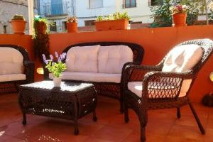2 sillas de mimbre y un sofá en el patio en 2 bedrooms apartement with wifi at Castelseras, en Castelserás