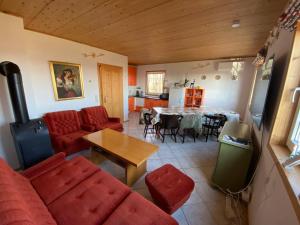 ein Wohnzimmer mit einem Sofa und einem Tisch in der Unterkunft Ginkgo House in Kehidakustány