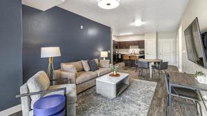 uma sala de estar com um sofá e uma mesa em Landing Modern Apartment with Amazing Amenities (ID4626X4) em Salt Lake City