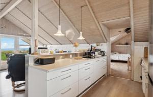 Kjøkken eller kjøkkenkrok på 3 Bedroom Cozy Home In Løgstør