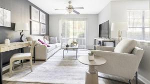 uma sala de estar com um sofá e uma mesa em Landing Modern Apartment with Amazing Amenities (ID9155X81) em Durham