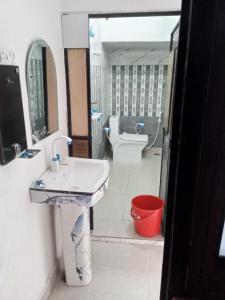 La salle de bains est pourvue d'un lavabo, de toilettes et d'une baignoire. dans l'établissement OP Krishna Homestay, à Mathura