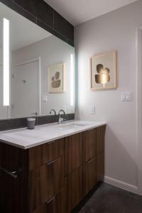 Landing Modern Apartment with Amazing Amenities (ID6221) في أوستن: حمام مع حوض ومرآة