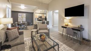 sala de estar con sofá y mesa con TV en Landing Modern Apartment with Amazing Amenities (ID3322X64), en Dallas
