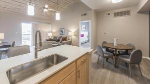 cocina y sala de estar con fregadero y mesa en Landing Modern Apartment with Amazing Amenities (ID3322X64), en Dallas