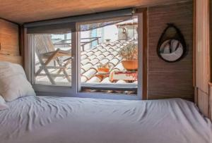 um quarto com uma cama e vista para uma varanda em Appartement de 2 chambres avec wifi a Nice em Nice