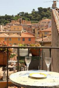 uma mesa com dois copos de vinho numa varanda em Appartement de 2 chambres avec wifi a Nice em Nice