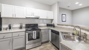 A kitchen or kitchenette at Landing Modern Apartment with Amazing Amenities (ID7748X2)