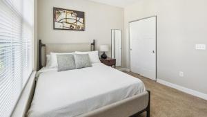 Katil atau katil-katil dalam bilik di Landing Modern Apartment with Amazing Amenities (ID8519X38)