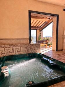 una piscina al centro di una casa di B&B and Wellness Il Pomario di Montepiglio Resort Naturista ad Amelia