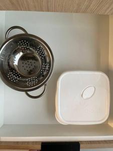 ein Bad mit einem Ventilator und einem Toaster an der Wand in der Unterkunft Lindo estúdio em Marilia - ao lado do Ibis in Marília