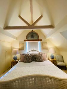 a bedroom with a large bed and two lamps at Campden Mews in Chipping Campden