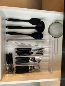a drawer full of utensils in a kitchen at Lindo estúdio em Marilia - ao lado do Ibis in Marília