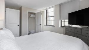 Un pat sau paturi într-o cameră la Landing Modern Apartment with Amazing Amenities (ID1884X79)