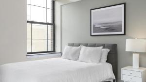 Un pat sau paturi într-o cameră la Landing Modern Apartment with Amazing Amenities (ID1884X79)