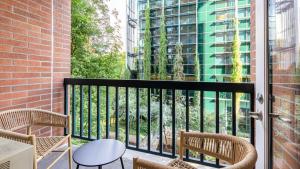a balcony with chairs and a glass door with a view of a building at Landing Modern Apartment with Amazing Amenities (ID1593X6) in Portland