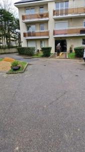 un parking vide devant un bâtiment dans l'établissement Studio Rambouillet, Parc & Forêt, à Rambouillet