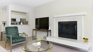 sala de estar con chimenea y silla verde en Landing Modern Apartment with Amazing Amenities (ID2236X76), en Kent