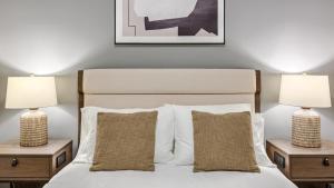 una camera con un letto con due lampade sui tavoli di Landing Modern Apartment with Amazing Amenities (ID8369X10) a Omaha