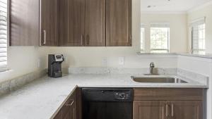 A kitchen or kitchenette at Landing Modern Apartment with Amazing Amenities (ID1371X699)