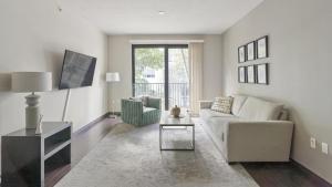 sala de estar con sofá y silla en Landing Modern Apartment with Amazing Amenities (ID4370), en Fort Lauderdale