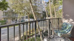 - Balcón con silla y calle en Landing Modern Apartment with Amazing Amenities (ID4370), en Fort Lauderdale