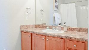 een badkamer met een wastafel en een spiegel bij Landing Modern Apartment with Amazing Amenities (ID5647X39) in Antioch