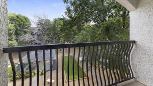 balcone con ringhiera nera e alberi di Landing Modern Apartment with Amazing Amenities (ID3078X18) a Dallas