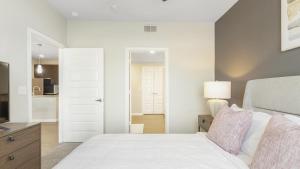 1 dormitorio blanco con 1 cama y cocina en Landing Modern Apartment with Amazing Amenities (ID8965X69) en San Antonio