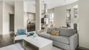 sala de estar con sofá y mesa en Landing Modern Apartment with Amazing Amenities (ID1992) en Houston