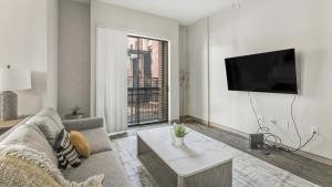 A television and/or entertainment centre at Landing Modern Apartment with Amazing Amenities (ID1992)
