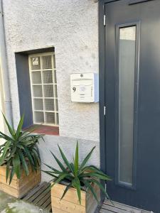 uma casa com duas plantas na frente de uma porta em Studio Sanae em Lézignan-Corbières