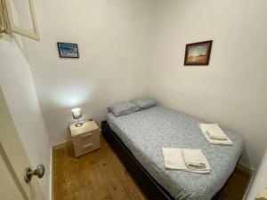- une petite chambre avec un lit et des serviettes dans l'établissement 2 bedrooms appartement with terrace and wifi at Lisboa, à Lisbonne