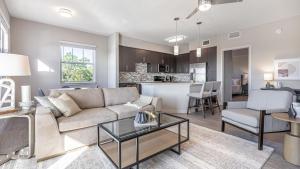 Landing Modern Apartment with Amazing Amenities (ID8094X36) في Fort Myers Villas: غرفة معيشة مع أريكة وطاولة