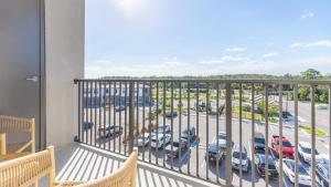 Fort Myers Villas的住宿－Landing Modern Apartment with Amazing Amenities (ID8094X36)，阳台享有停车场的景致。