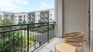 - un balcon avec une table et des chaises dans l'établissement Landing Modern Apartment with Amazing Amenities (ID9245X93), à Irving