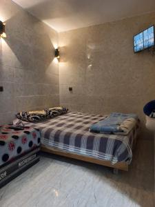 um quarto com duas camas num quarto em Moulay Idriss em Moulay Idriss