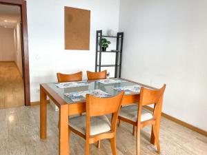 Apartment Picasso في فيلانوفا إ لا غيلترو: طاولة طعام مع كرسيين وطاولة