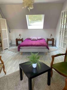 Un pat sau paturi într-o cameră la Propriete de 2 chambres avec terrasse et wifi a Saint Nicolas du Bosc commune nouvelle le Bosc du Theil